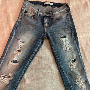 Kan can skinny jeans.